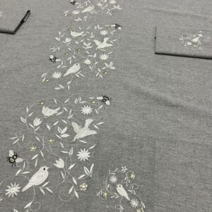 Nappe brodée en lin – Motifs oiseaux & fleurs